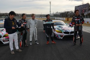 初音ミクGTプロジェクトドリームレースを終え笑顔の谷口、右京監督、可夢偉、片岡