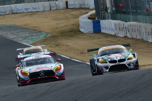 右京監督のBMW Z4 GT3をかわす谷口信輝のグッドスマイル 初音ミク AMG