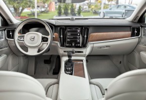 インテリアも先のXC90同様、新たなスウェディッシュ・ラグジュラリーの世界観を表現