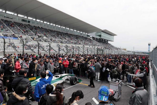 シーズン開幕直前イベントということもあり、例年多くのファンが訪れる