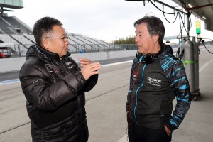 鈴鹿サーキットモータースポーツファン感謝デーで二輪のデモランを行うTEAM IMPUL星野一義監督が、ともに走るTEAM KUNIMITSU高橋国光総監督と話し込む。