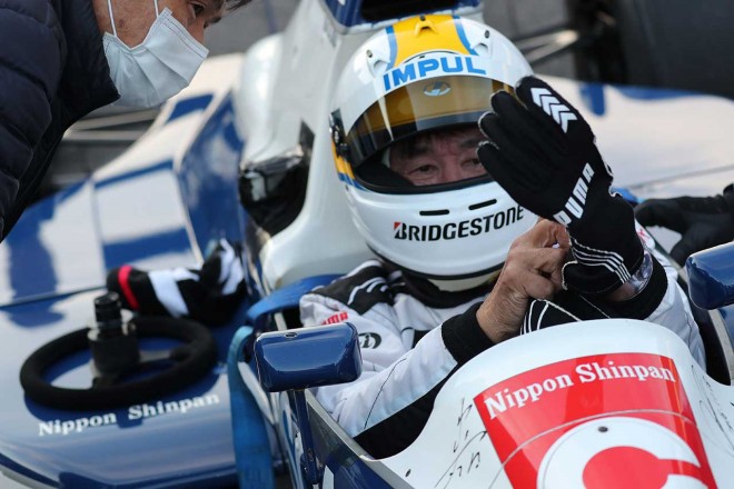 ティレル019に乗り込む星野一義