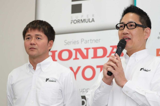 BSフジの決勝生中継で実況解説を務める本山哲（左）とピエール北川（右）