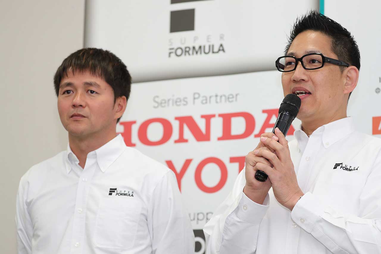 BSフジの決勝生中継で実況解説を務める本山哲（左）とピエール北川（右）