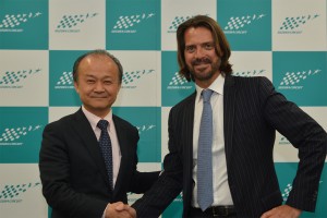 記者発表会で握手をかわすモビリティランド山下社長とSROモータースポーツグループ代表のステファン・ラテル