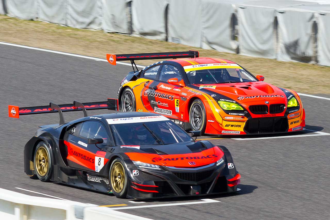 ARTA CR-Z GTが走行できなくなったため、ホンダNSX-GTとARTA BMW M6 GT3でのデモランとなった鈴木亜久里VS土屋圭市
