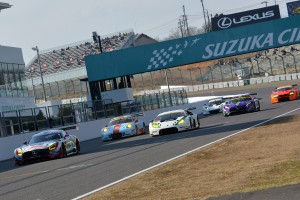 鈴鹿サーキットモータースポーツファン感謝デーのスーパーGTデモレースの様子
