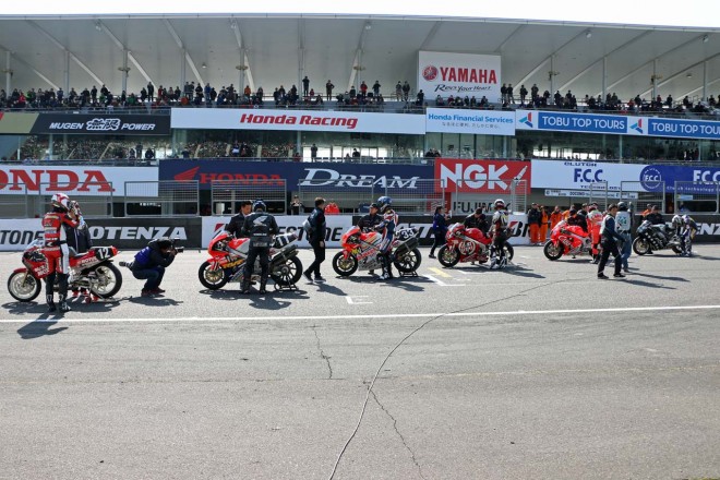 ホームストレートに並ぶ6台の鈴鹿8耐レジェンドマシン