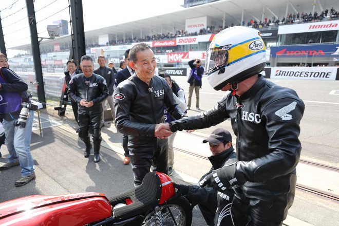 『Hondaロードレースの源流』では、急きょ星野一義がホンダRC164をドライブ