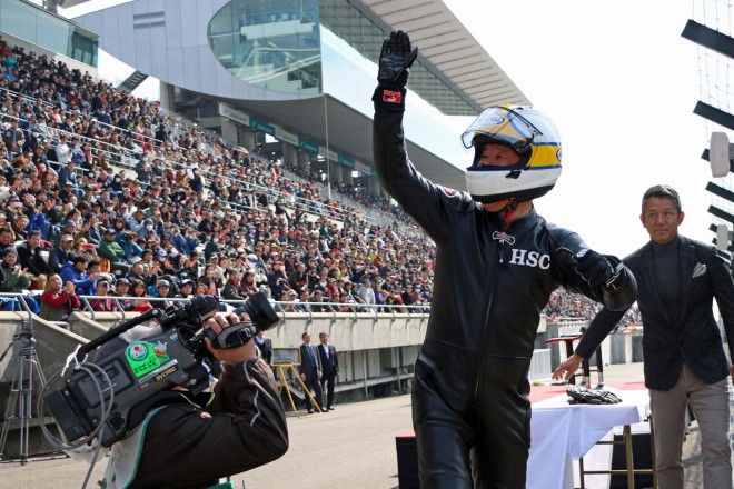 慌てた様子でヘルメットとグローブを装備しファンへ手を振る星野一義