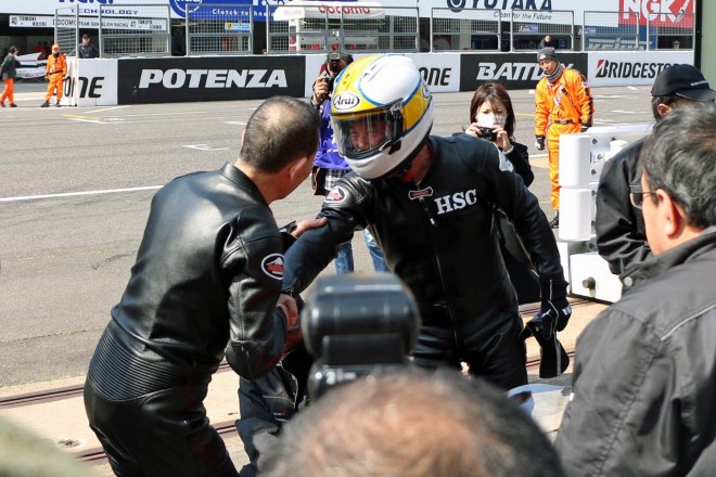 走行後、北野元と星野一義が握手を交わした