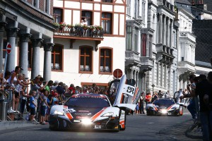 スパ24時間では、レースに先立ち市内の公道でのパレードも行われる。