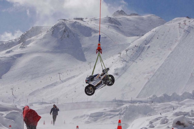 ヘリコプターで搬送されるデスモセディチGP