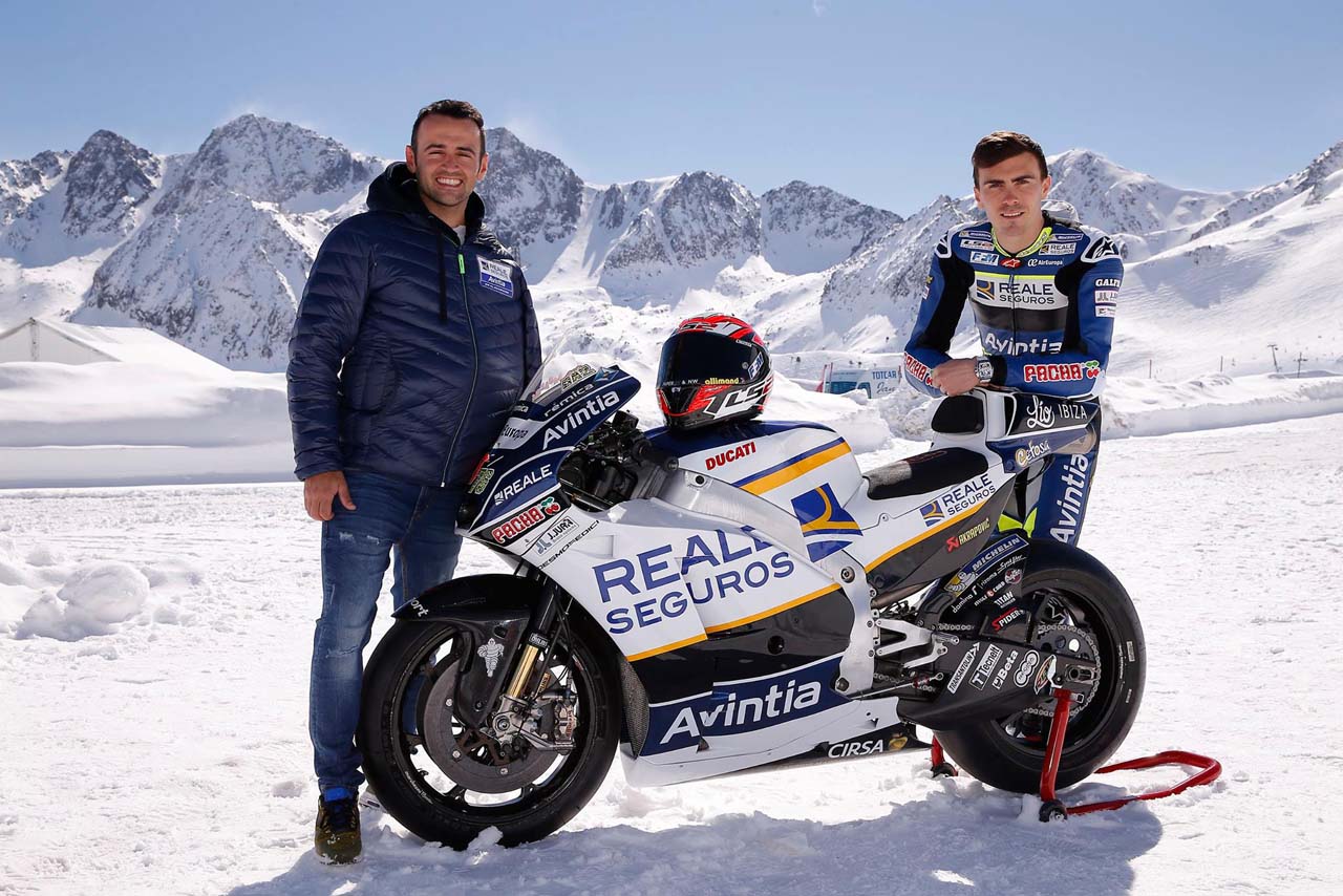 発表会に登場したエクトル・バルベラ（左）とロリス・バズ（右）