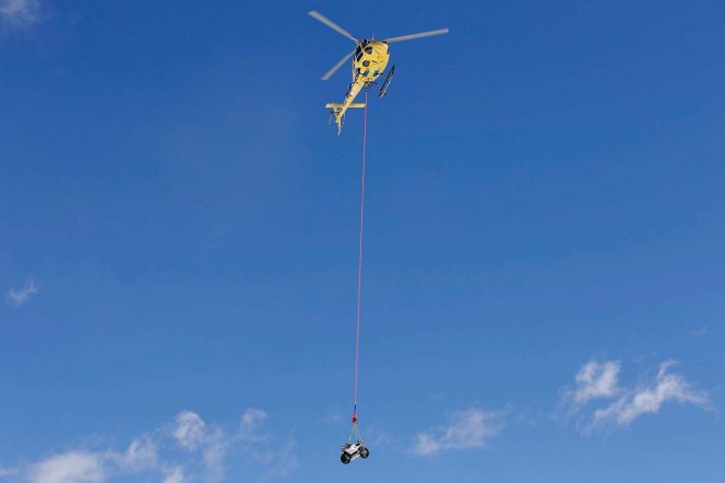 ヘリコプターで搬送されるデスモセディチGP