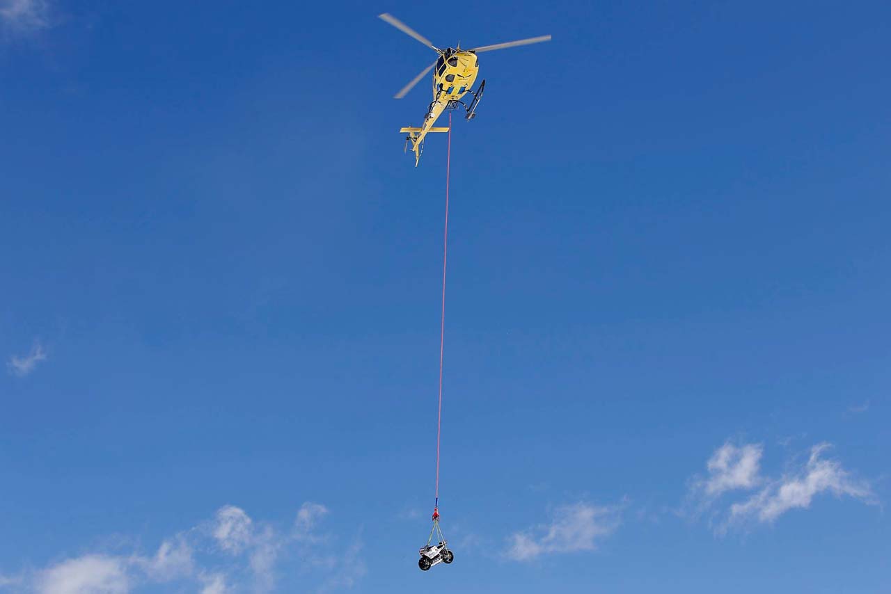 ヘリコプターで搬送されるデスモセディチGP