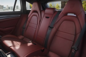 両側の2つのシートが独立した2+1のリヤシート構成を初採用