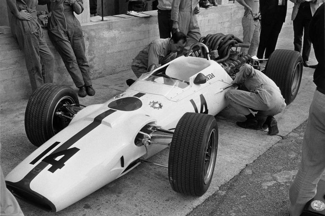 ジョン・サーティースはホンダRA300で歴史的名勝負を繰り広げた