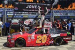 今季初勝利を挙げたエリック・ジョーンズ（#20） 2017年NASCARテキサス
