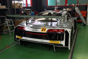 ナルドグレーとホワイトの塗り分けとなった2017年版のHitotsuyama Audi R8 LMS