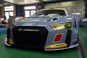 ナルドグレーとホワイトの塗り分けとなった2017年版のHitotsuyama Audi R8 LMS