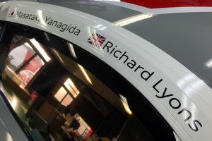 リチャード・ライアンと柳田真孝の文字が入れられる。