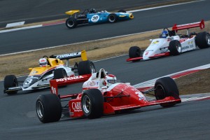 富士スピードウェイを走行する往年のフォーミュラカーたち