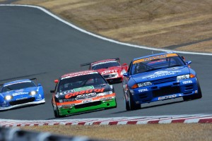 “ツーリングカー”枠では時代を超えた多数のレーシングカーがともに走行した。