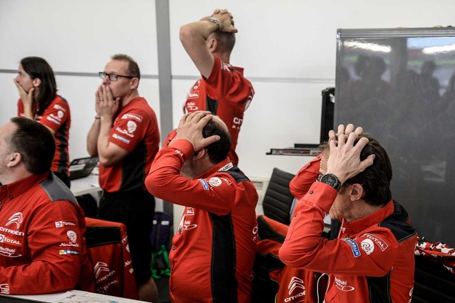 コースアウトの瞬間、頭を抱えたシトロエンのスタッフたち