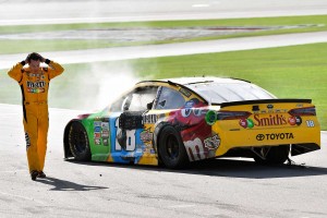 アクシデント後、マシンを降りて頭を抱えたカイル・ブッシュ（トヨタ・カムリ）