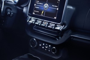 「ノーマル」「スポーツ」「トラック」という3つのドライブモードを備え、エンジン、トランスミッション、ステアリング、ESC、エキゾーストノートの設定が可能