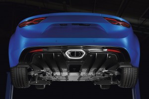 風動試験を繰り返した末、フラットフロアを採用。ディフューザーを組み合わせ、リヤスポイラーレスでも高いダウンフォースが得られたという