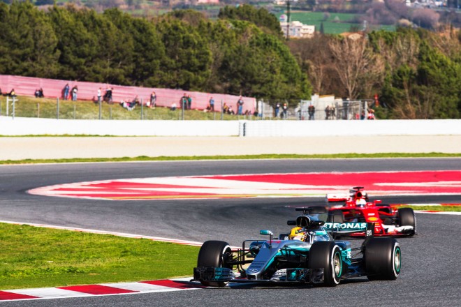 バルセロナでテストを行うメルセデスW08とフェラーリSF70H