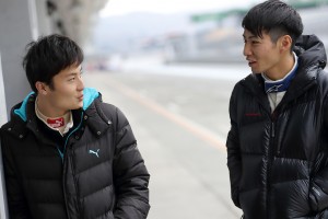 話し込むVivaC 86 MCの松井孝允と山下健太