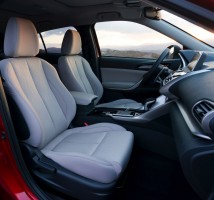 ドライバーを支えるシート形状も追求。S-AWCの効果を最大限引き出せる運転環境を構築