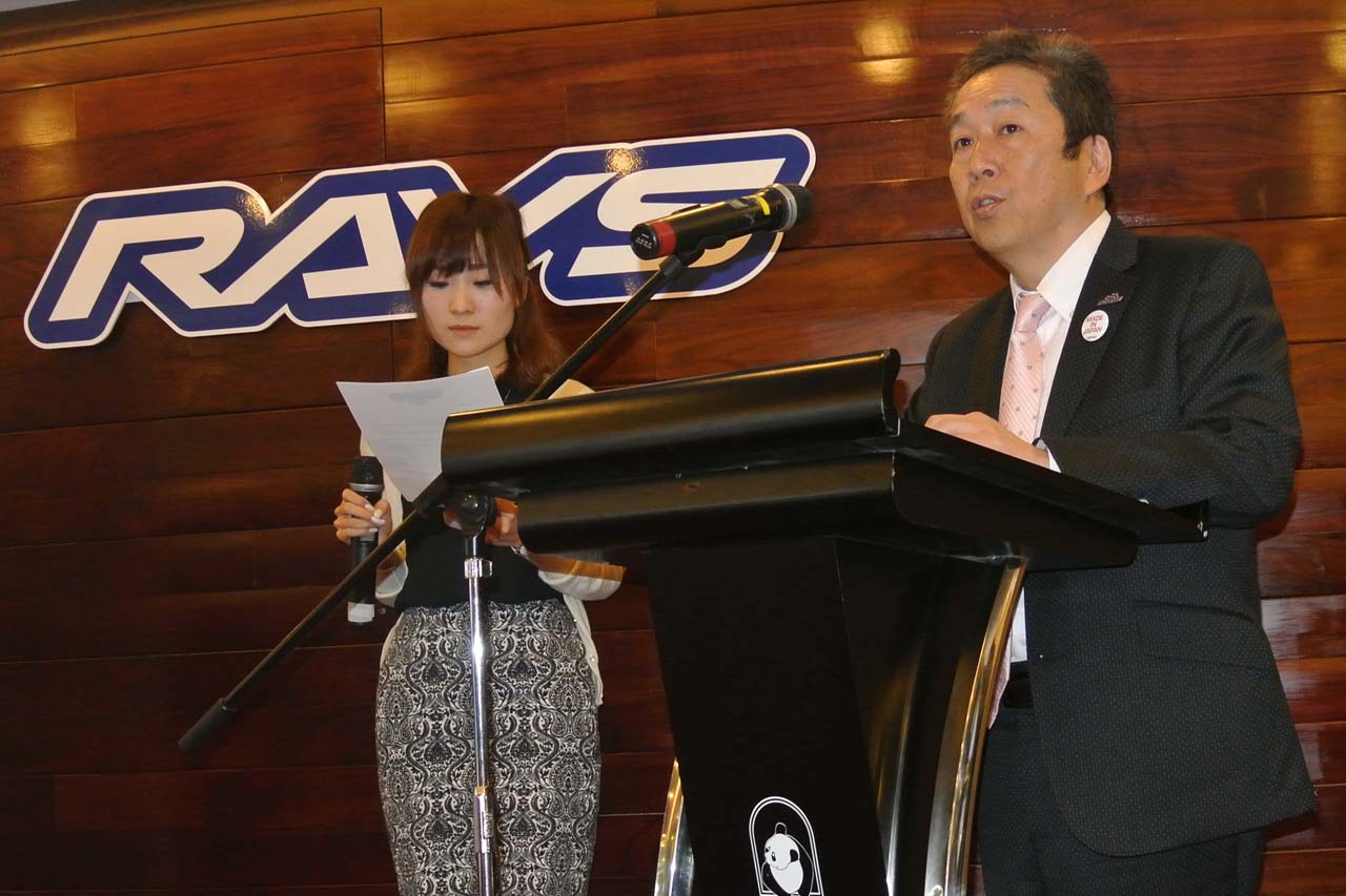 冒頭に挨拶する三根茂留代表取締役社長