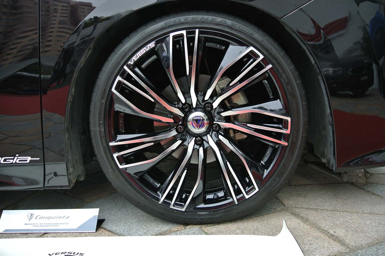 VERSUS Stragiaシリーズは、世界初となるconquistaのプロトタイプを公開