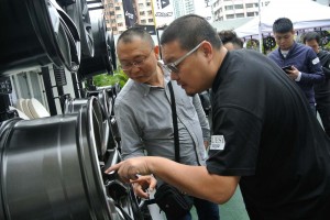 ホイール加工の精度を確認する現地のホイール販売関係者