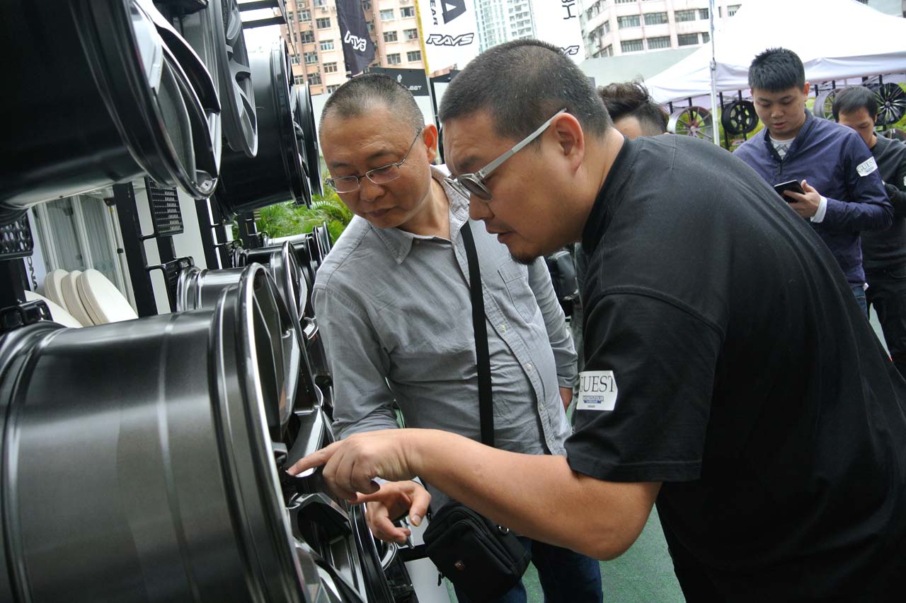 ホイール加工の精度を確認する現地のホイール販売関係者