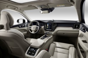 上質な素材感が印象的なインテリアも上級モデルに負けない質感を備える