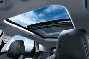 電動パノラミックサンルーフはアリュール・デビューエディションに標準装備