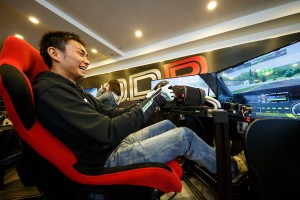 さっそくシミュレーターをドライブした平峰一貴