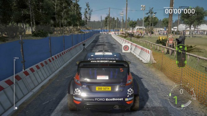 こちらはチュートリアルを兼ねたステージ。一般的なレースゲームより道幅が狭い印象だ