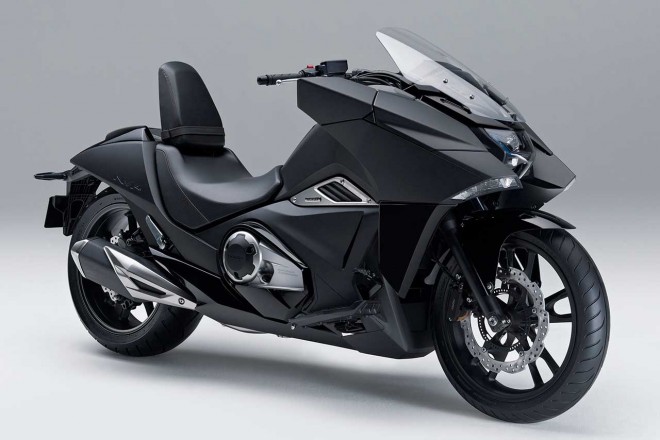 ホンダの大型二輪『NM4』は近未来なスタイリングが人気
