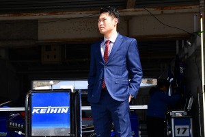 岡山公式テストにもスーツで登場した塚越広大