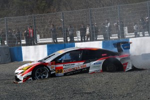 タイヤが外れコースアウトしたTOYOTA PRIUS apr GT