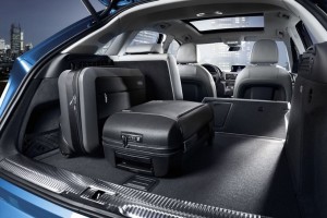 リヤシートは6:4の分割可倒式、コンパクトなサイズからは想像もつかない荷室容量も備える