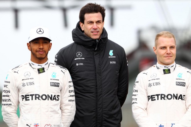 ルイス・ハミルトン（左）とバルテリ・ボッタス（右）