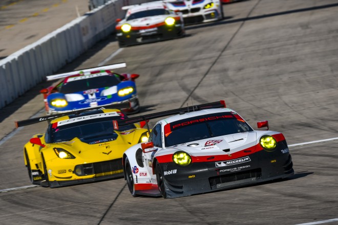 激戦のGTLMクラスを戦うポルシェ911号車と912号車