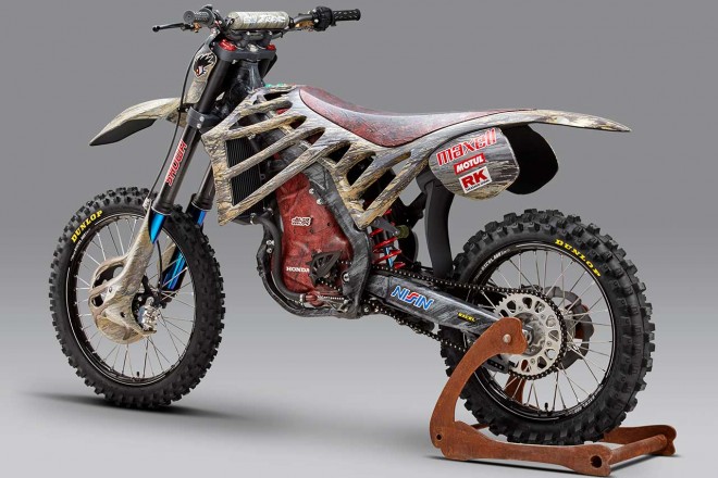 『無限 E.REX』は、モトクロッサーへの新たなアプローチとして、ティラノザウルスをイメージしたデザインを採用